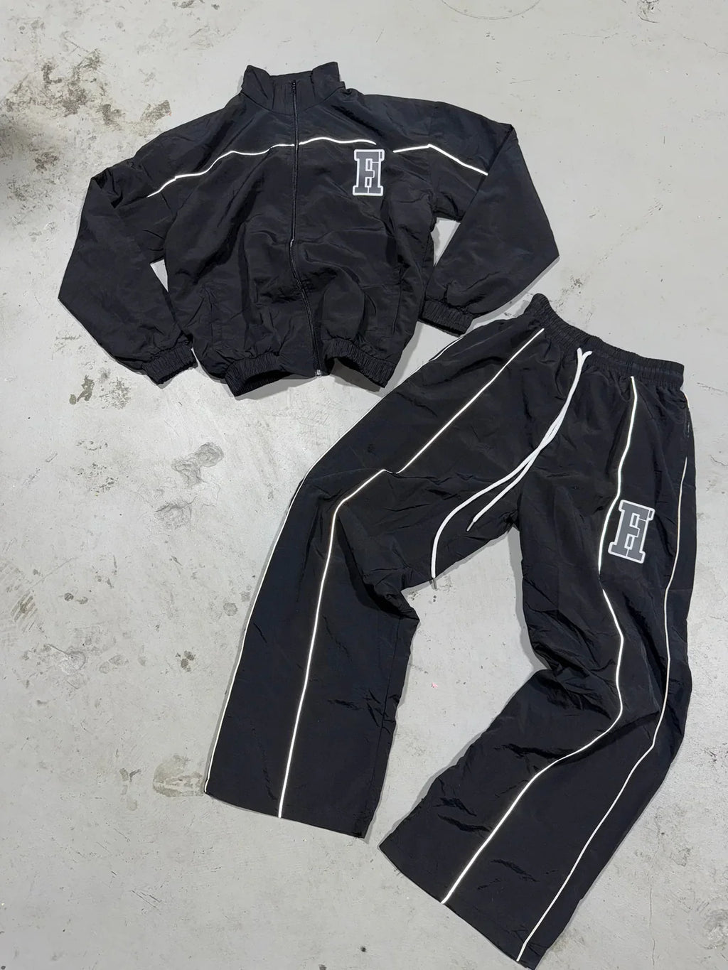 Essential Winderbreaker
Tracksuit ( Black )