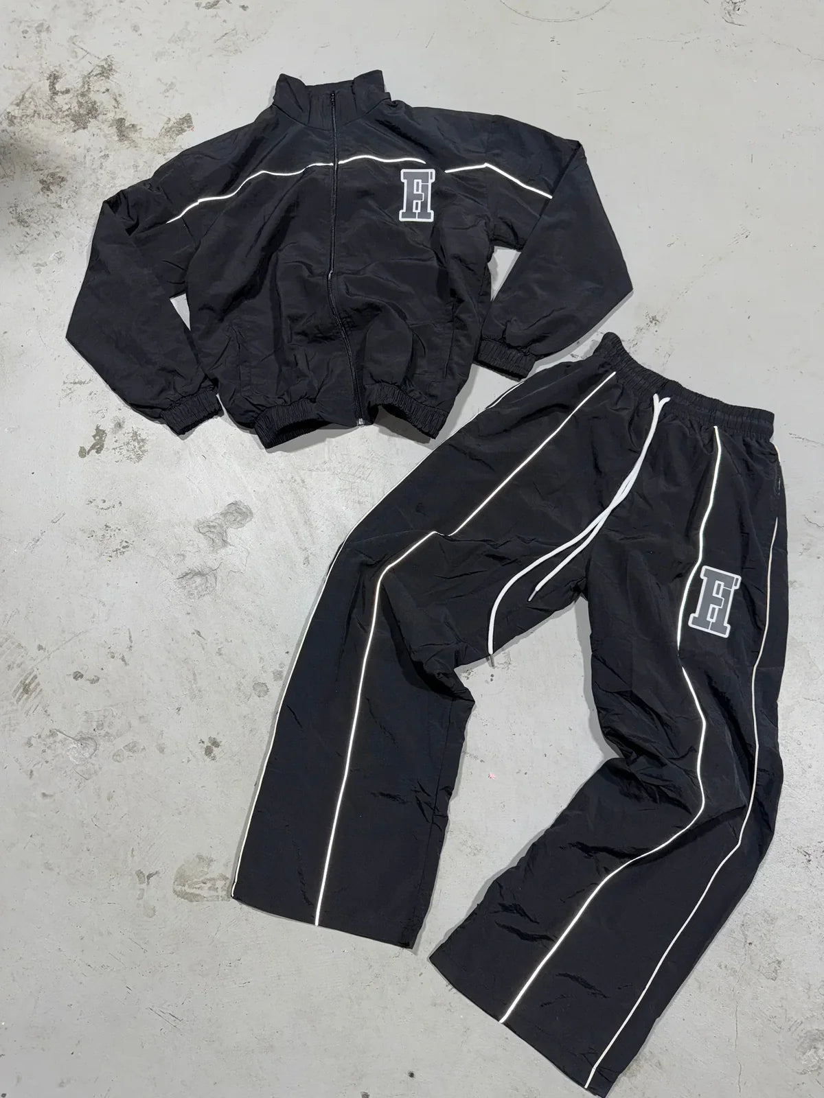 Essential Winderbreaker
Tracksuit ( Black )